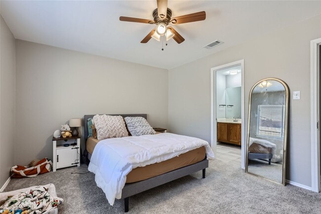 Building Photo - Charming 3/2/2 with Private Fenced Backyard!