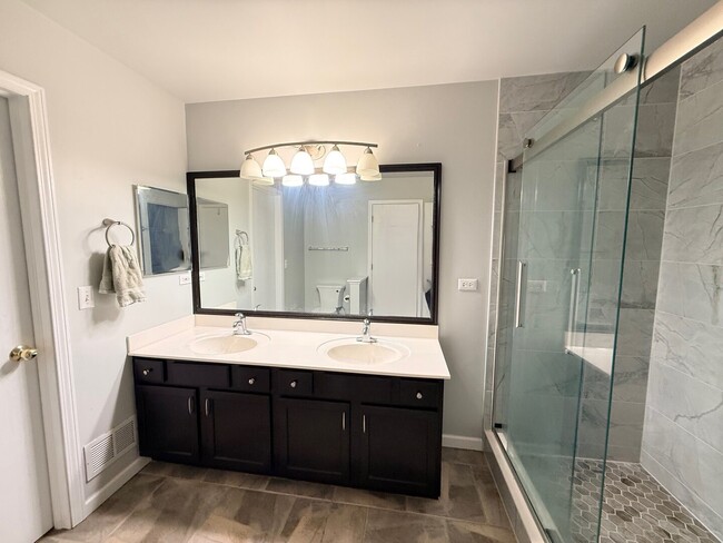 Building Photo - 3161 Hopewell Dr