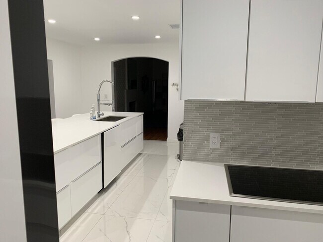 Building Photo - 9007 NE 10th Ave