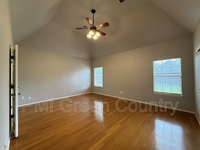 Building Photo - 4419 W Detroit Pl