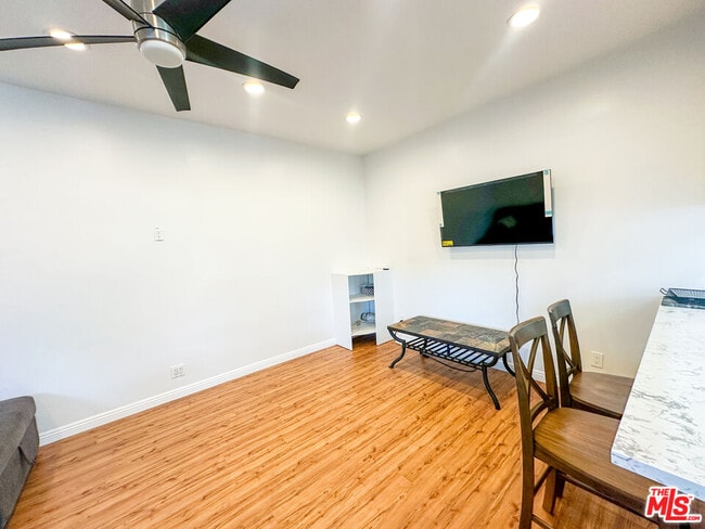 Building Photo - 1413 Paloma St