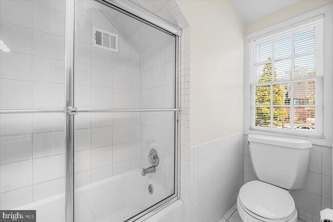 Building Photo - 4838 Drummond Ave