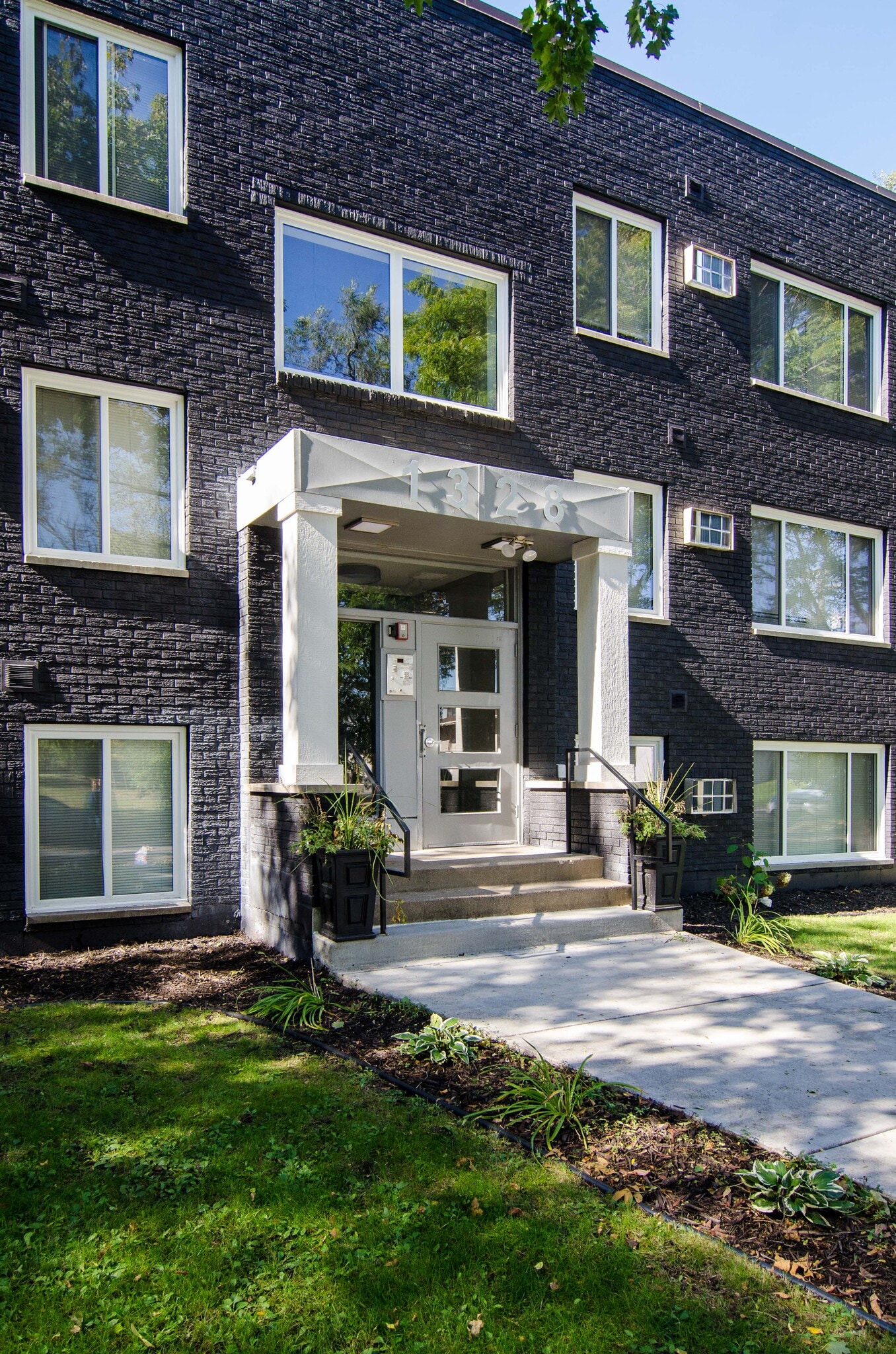 Building Photo - 1328 Idaho Ave S