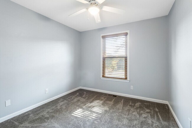 Building Photo - 737 W Creek Dr