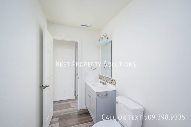 Building Photo - 2 Bed, 2.5 Bath Townhome for Rent