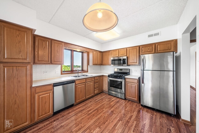 Building Photo - 5555 N Cumberland Ave