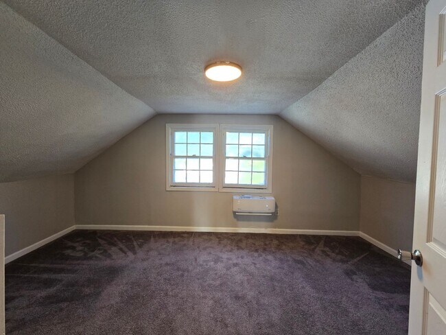 Building Photo - 5 Bedroom home
