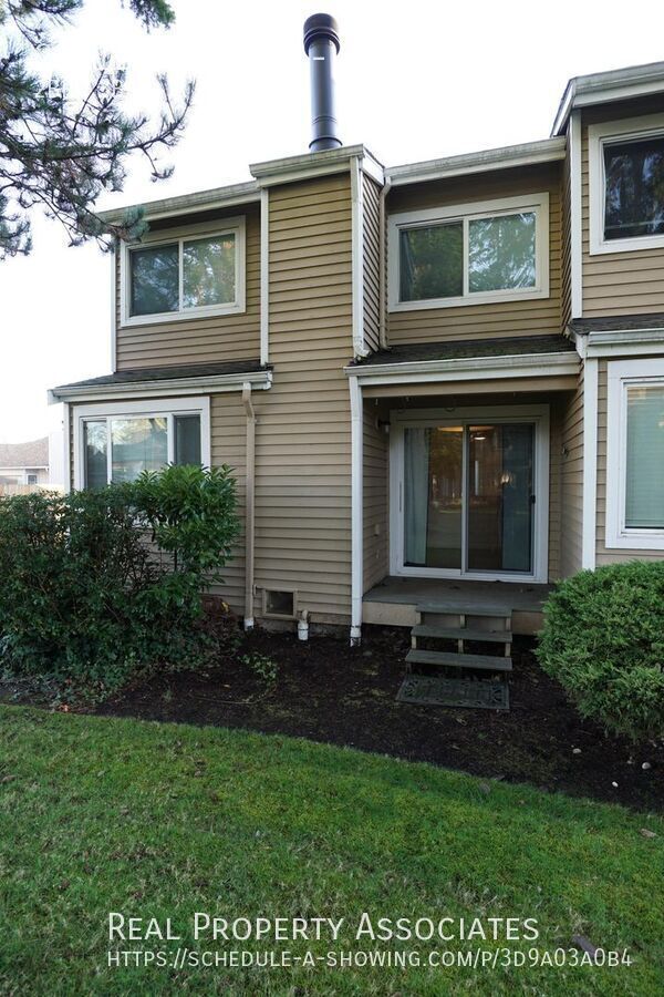 Building Photo - Spacious 2 Bedroom 2.5 Bathroom Townhouse ...