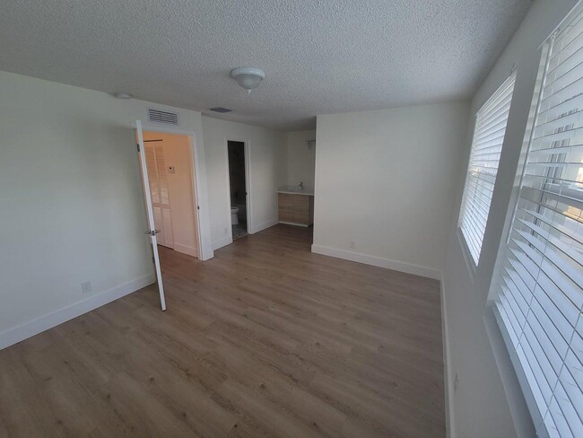 Building Photo - 886 Crystal Lake Dr