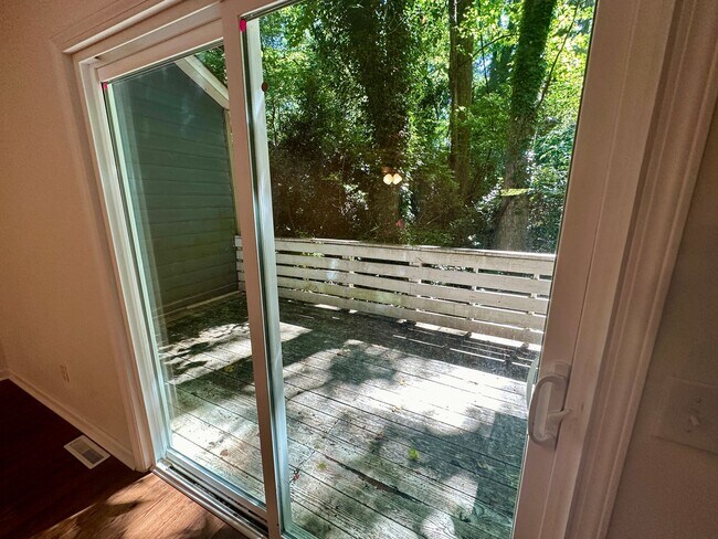 Building Photo - 2 BEDROOM/ 1.5 BATHROOM TOWNHOME-WALKING D...