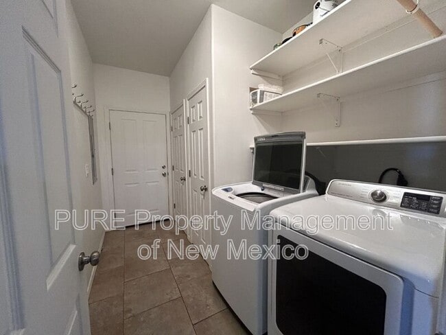 Building Photo - 2208 E Ranch Dr