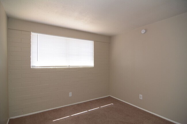 Building Photo - Charming 4 Bedroom 1 Bath Home! South Tucs...