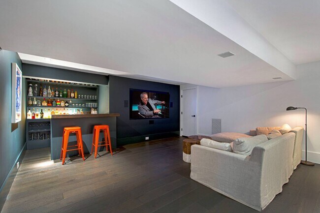 Building Photo - 811 Halsey Ln