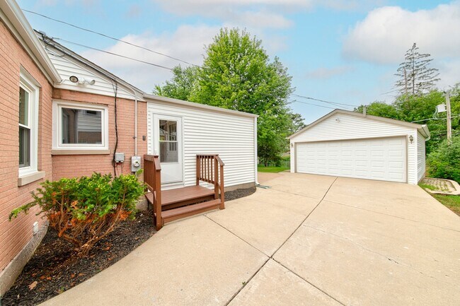 Building Photo - 384 S Wolf Rd