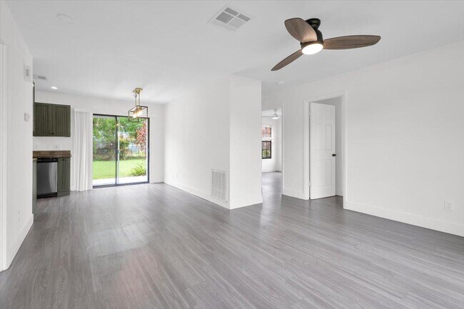 Building Photo - 841 NW Riverside Dr