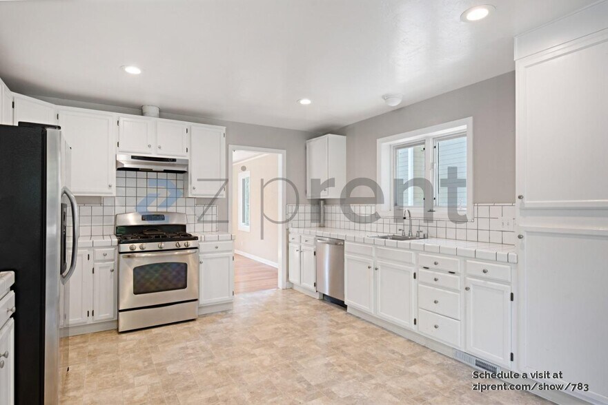 Building Photo - 938 Leo Way