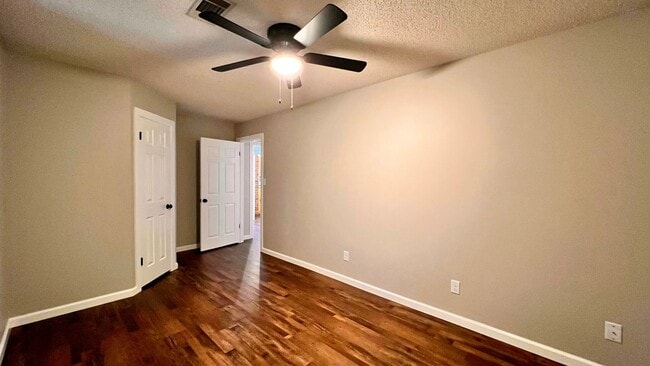 Building Photo - 490 Scott Ln