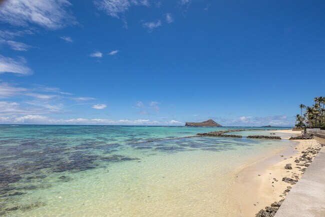 Building Photo - Casual Beach Front 3 Bedroom, 2 Bath Home ...