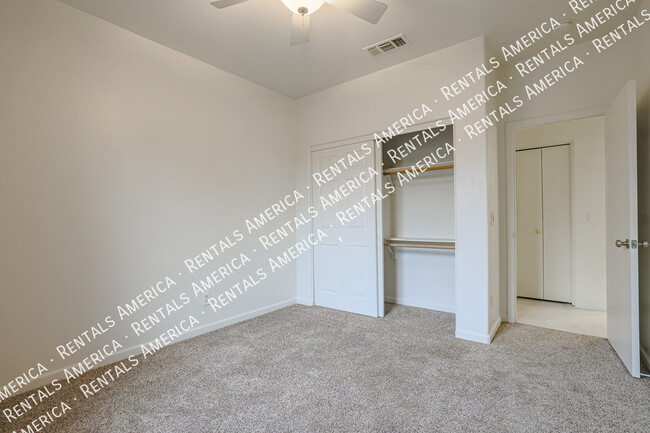 Building Photo - 885 W Caroline Ln