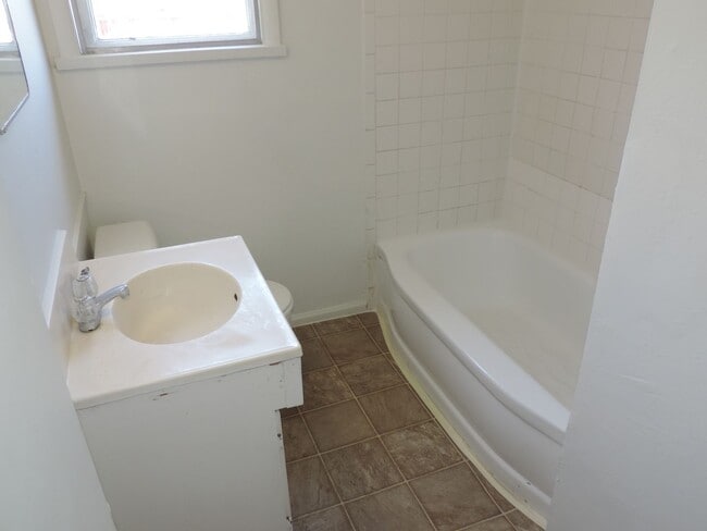 Building Photo - Brookridge Heights 2 Bedroom, 1 Bath Home ...