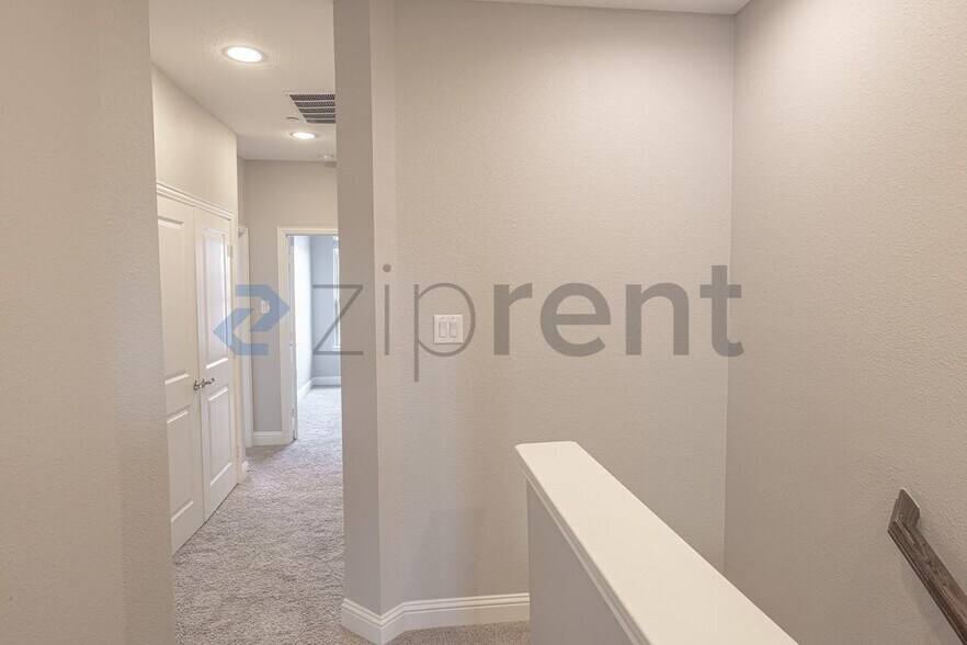 Building Photo - Unit