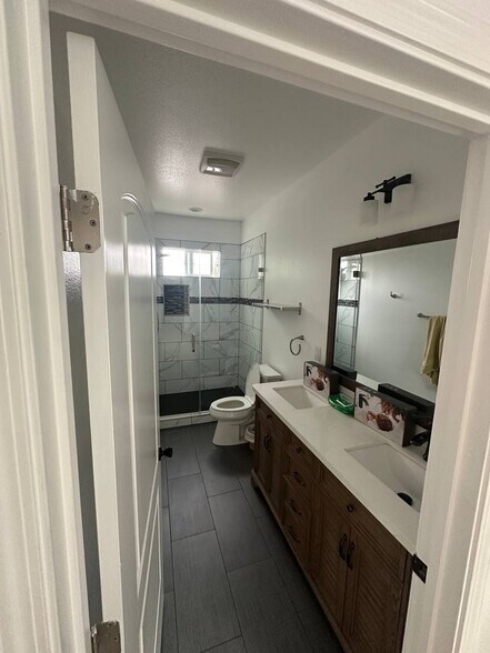 Building Photo - 15122 Burbank Blvd