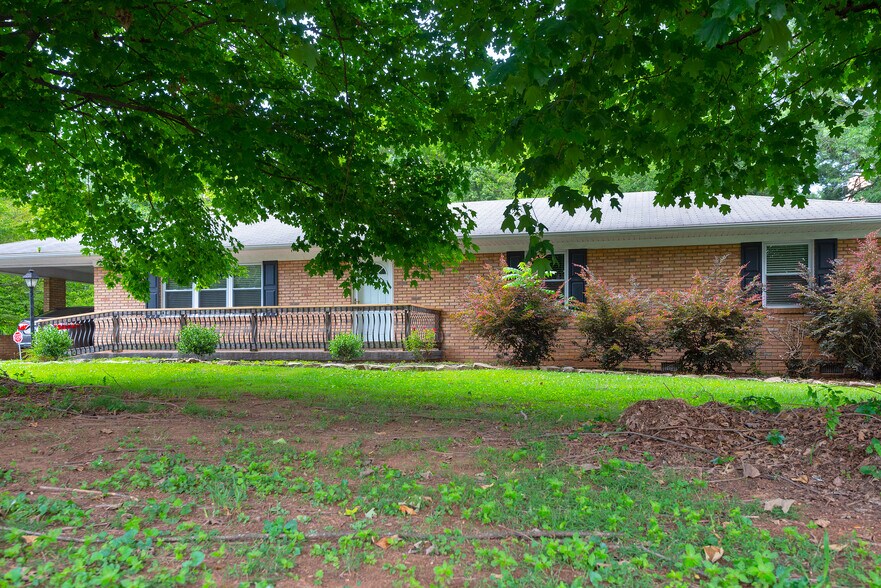 Building Photo - 2136 Collins St