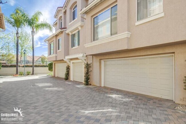 Building Photo - Immaculate 3Bdm 2.5Ba Townhouse with  2-Car Garage