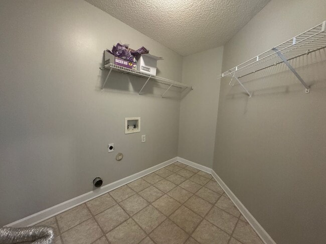 Building Photo - 521 River View Dr