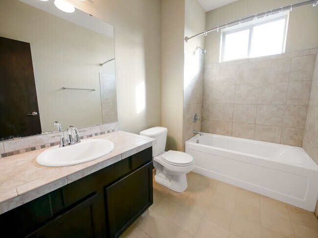 Building Photo - Peaceful 3 bed, 2.5 bath townhouse in Rent...