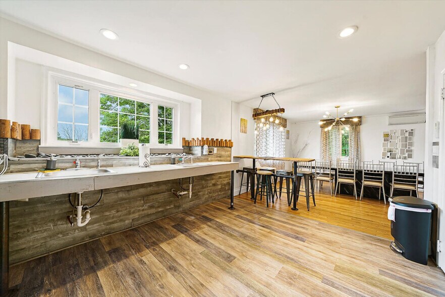 Building Photo - 37 Roosevelt Ave