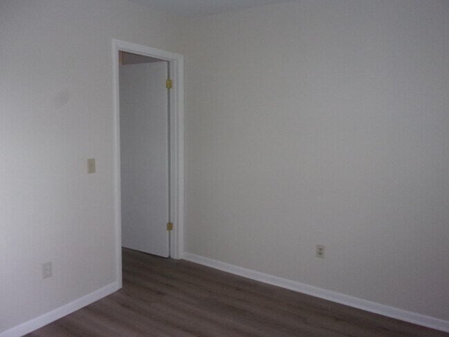 Building Photo - 700 W Pope Rd