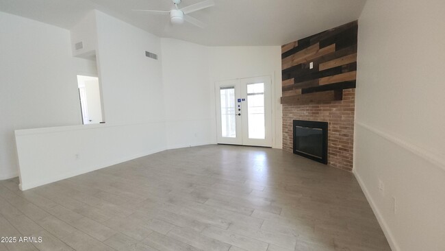 Building Photo - 1433 E Kerry Ln