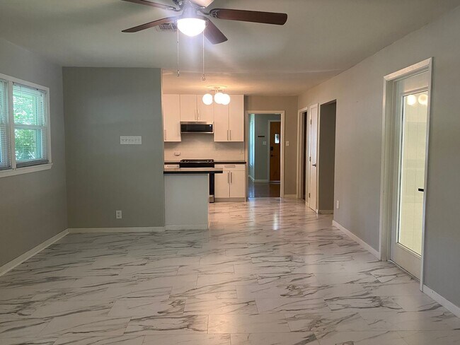 Building Photo - 4 BEDROOM WITH POOL