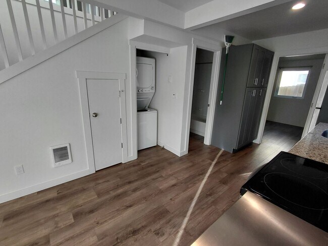 Building Photo - Cozy updated 1 bedroom with rooftop deck