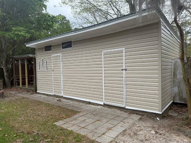 Building Photo - Location, Space and convenience at this adorable home.
