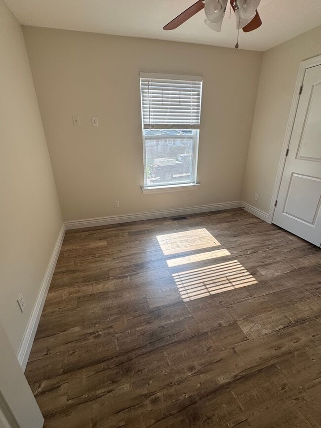 Building Photo - Oak St Duplex