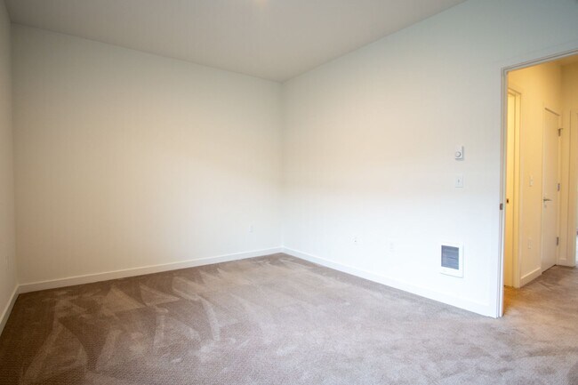 Building Photo - APPS ARE ON US! Rare 3 Bed, 2 Bath Townhou...