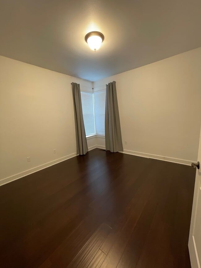 Building Photo - 1039 NE Watt Way