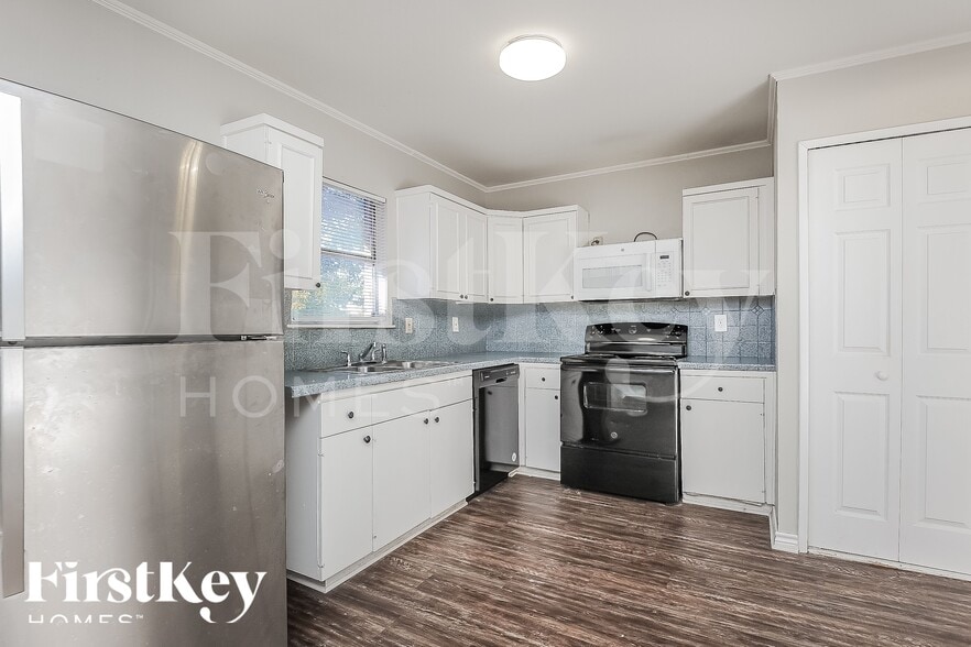 Building Photo - 2202 Lockwood Dr