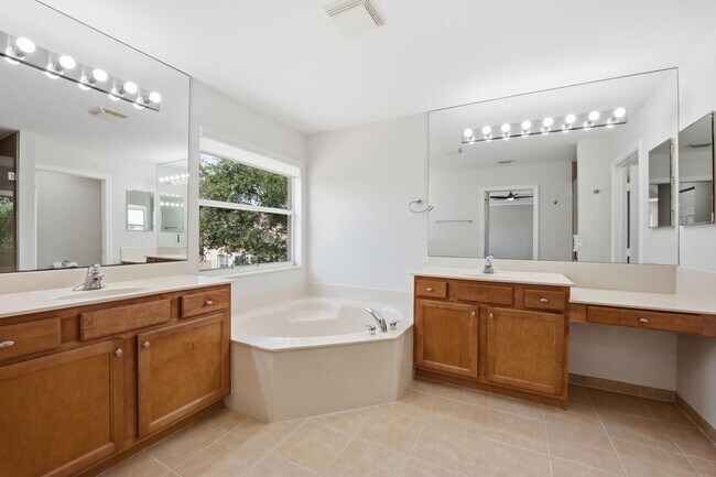Building Photo - 8895 Chestnut Ridge Way