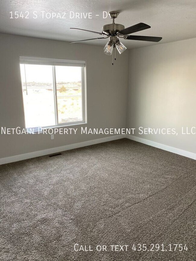 Building Photo - 1542 S W Topaz Dr