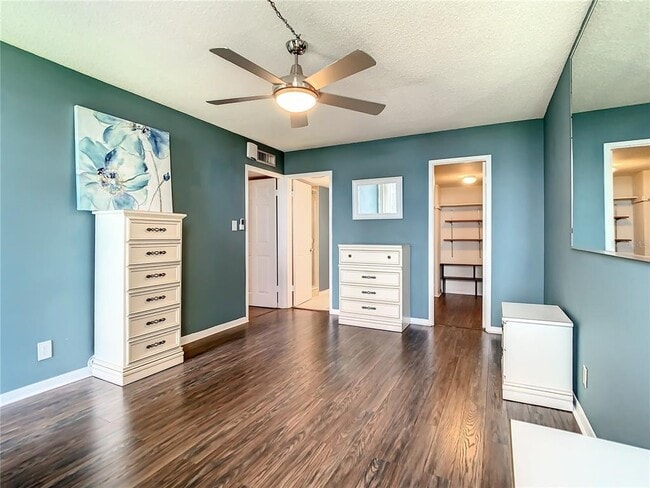 Building Photo - 7400 Sun Island Dr S