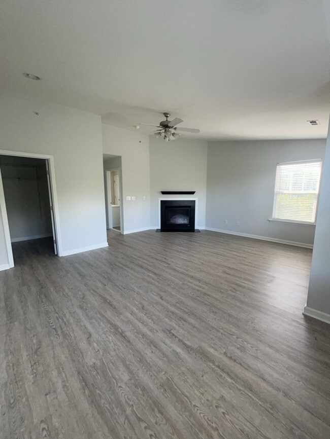 Building Photo - Ready for Now! Located in Raleigh. 3 Story...