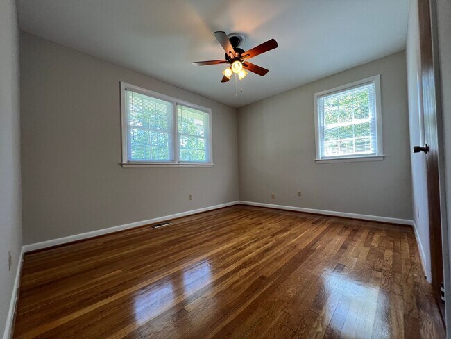 Building Photo - Great on Gardenview!