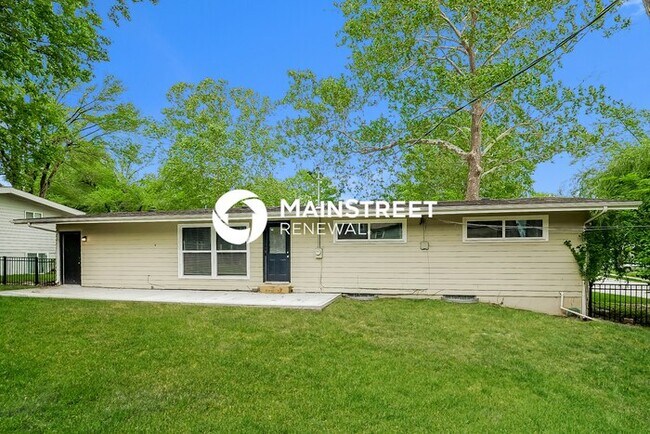 Building Photo - 4 Bedroom Pet-Friendly Home in OVERLAND PARK, KS with Main Street Renewal