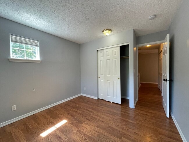 Building Photo - SE Home 3Bd/2.5Ba Home Close to the Willamette River off McLoughlin Blvd. 2 Car Garage and Washer...