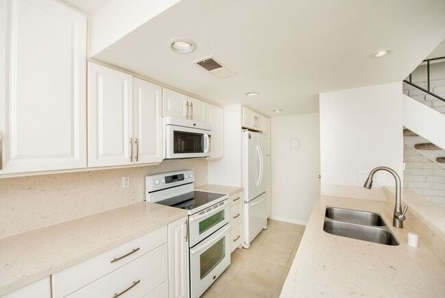 Building Photo - Huntington Beach Townhouse