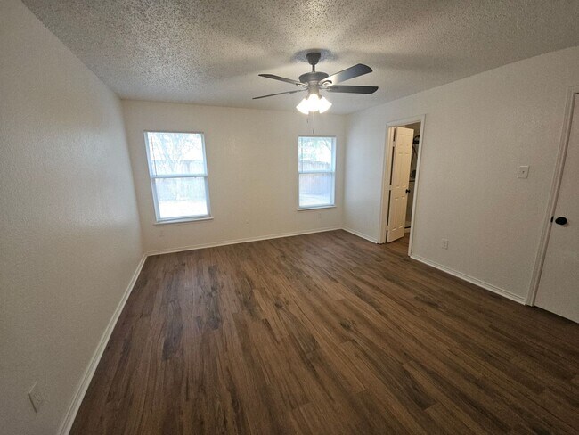 Building Photo - Move in Special!