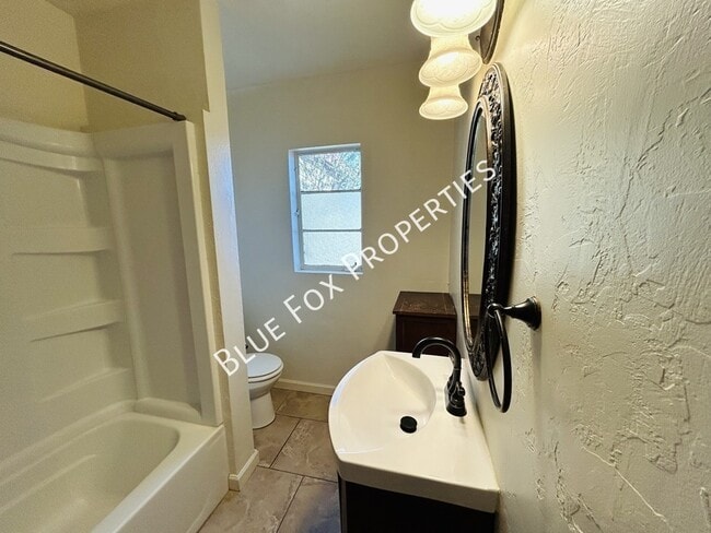 Building Photo - 3021 E Linden St